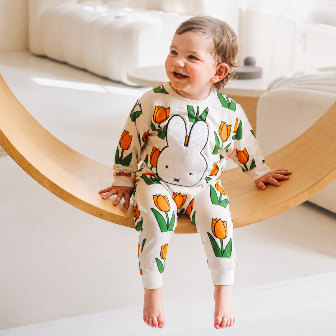 Kind, das das Bambus-Lounge-Set mit dem Tulpenmuster „Miffy in the Meadow“ trägt