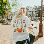 Frau, die das weiße Still-T-Shirt Miffy mit aufgestickter Tulpe und Stillreißverschlüssen trägt
