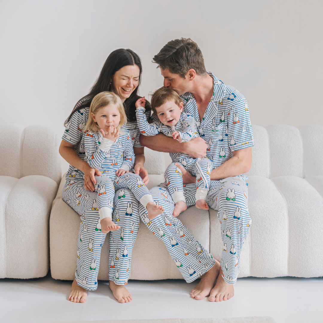Kind, das das Kinder-Pyjama-Set „Miffy Peek-a-Boo Blue“ aus Bambus trägt