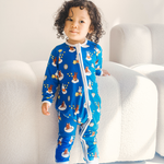 Baby im ZIPSTER x Miffy „Starry Sleep“-Bambus-Strampler