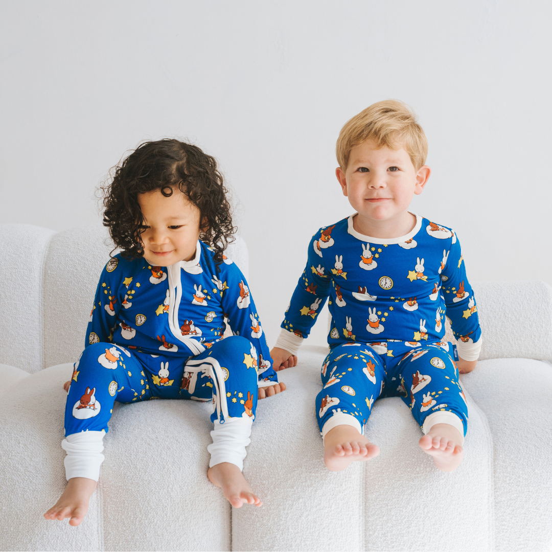 Baby im ZIPSTER x Miffy „Starry Sleep“-Bambus-Strampler