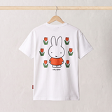 Rückansicht des weißen Still-T-Shirts Miffy mit einem großen Miffy-Motiv inmitten von Tulpen