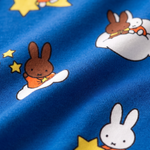 Nahaufnahme des weichen Bambusstoffs des ZIPSTER x Miffy „Starry Sleep“-Bambus-Strampler