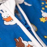 Reißverschluss in beide Richtungen am ZIPSTER x Miffy Starry Sleep Bambus-Strampler